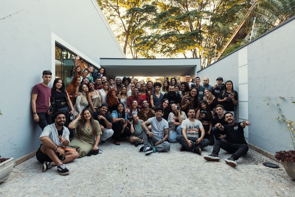 Grupo reunido ao ar livre